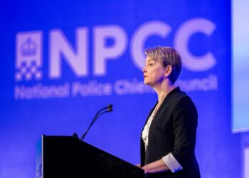 La ministra britannica Yvette Cooper