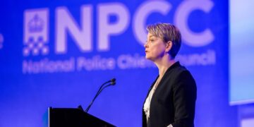 La ministra britannica Yvette Cooper