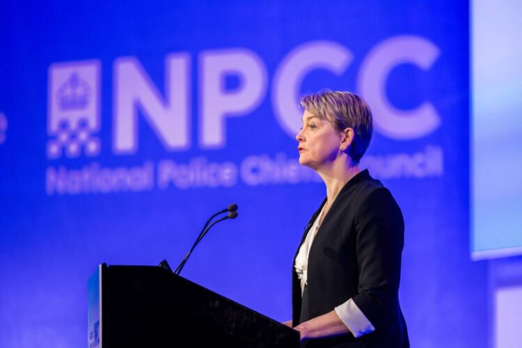 La ministra britannica Yvette Cooper