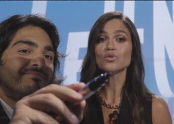 Un simpatico siparietto tra i due conduttori Veronica Genitli e Max Angioni