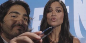 Un simpatico siparietto tra i due conduttori Veronica Genitli e Max Angioni