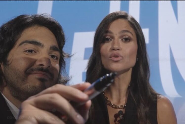 Un simpatico siparietto tra i due conduttori Veronica Genitli e Max Angioni