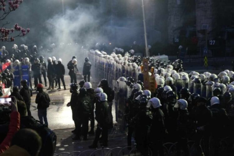 La polizia blocca la sede del CHP a Istanbul