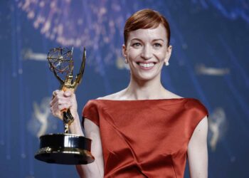 L'attrice Britt Lower con in mano un Emmy