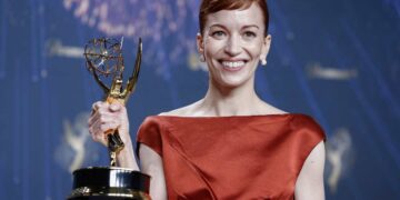 L'attrice Britt Lower con in mano un Emmy