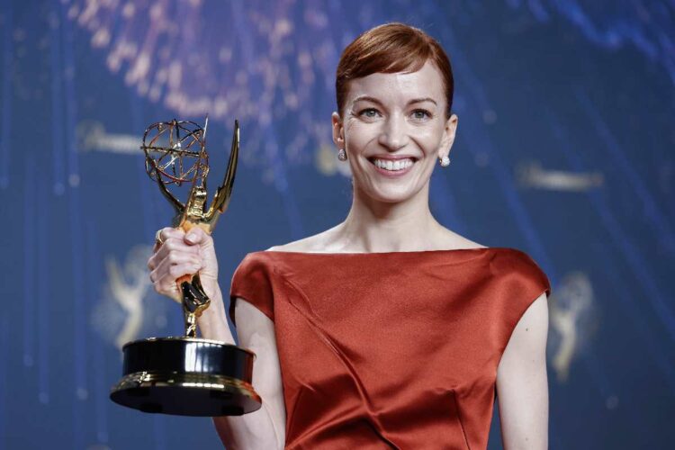 L'attrice Britt Lower con in mano un Emmy