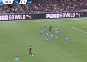 Leao circondato da 7 giocatori del Napoli