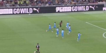 Leao circondato da 7 giocatori del Napoli