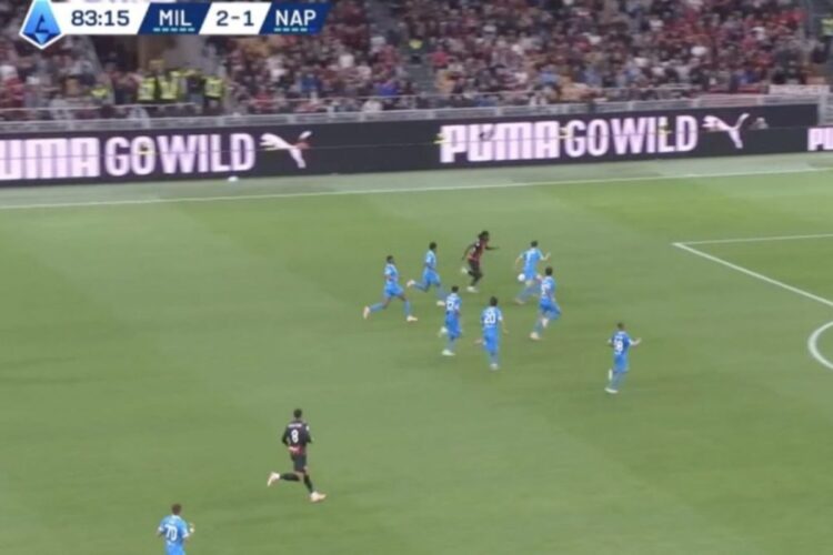 Leao circondato da 7 giocatori del Napoli