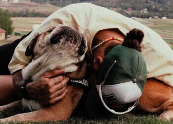 Una foto di Lewis Hamilton con il suo amato cane Roscoe