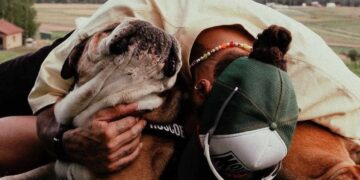 Una foto di Lewis Hamilton con il suo amato cane Roscoe
