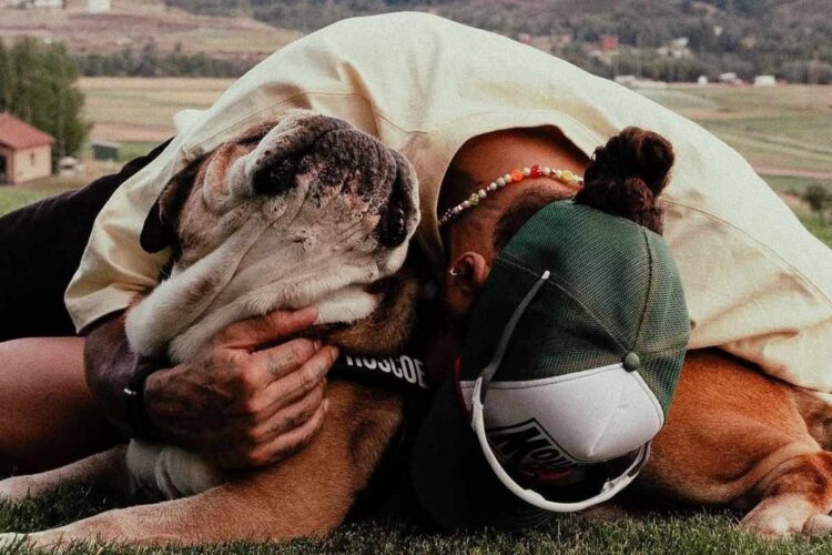 Una foto di Lewis Hamilton con il suo amato cane Roscoe