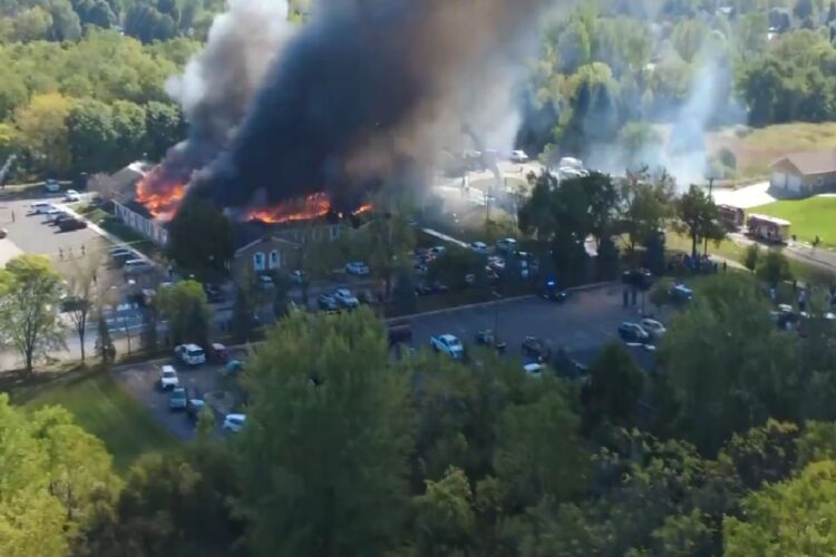 L'incendio appiccato dall'autore della sparatoria in Michigan