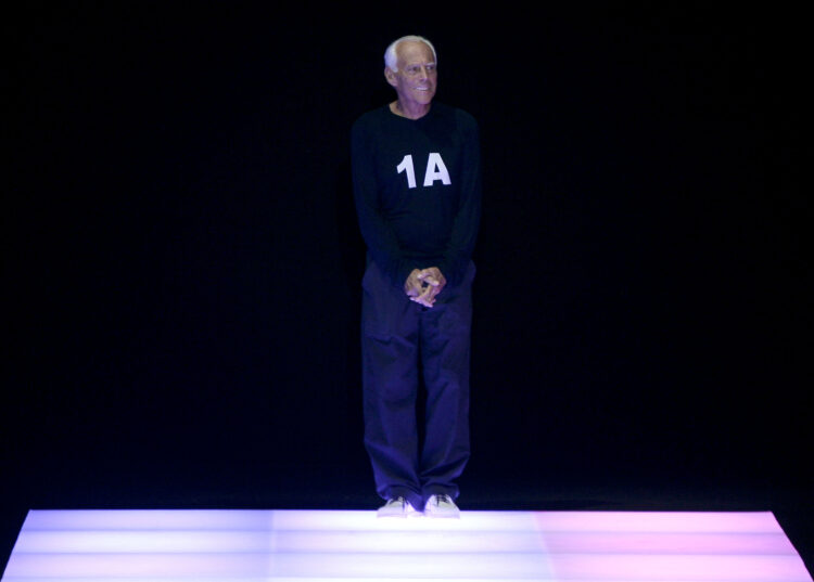 Lo stilista Giorgio Armani al termine della sfilata@ANSA