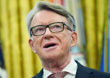 Lord Peter Mandelson rimosso dall'incarico di ambasciatore GB negli USA dopo le rivelazioni sul caso Epstein