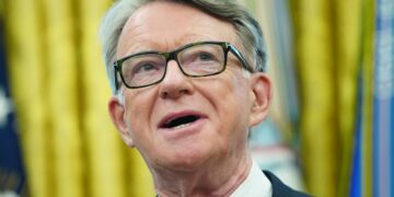 Lord Peter Mandelson rimosso dall'incarico di ambasciatore GB negli USA dopo le rivelazioni sul caso Epstein