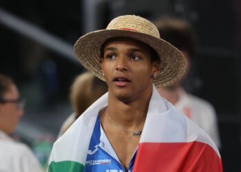 Lorenzo Simonelli mentre festeggia con l'immancabile cappello di paglia e il tricolore sulle spalle