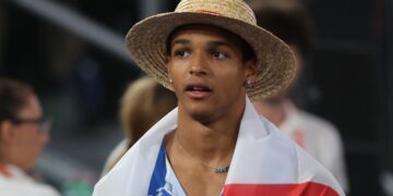 Lorenzo Simonelli mentre festeggia con l'immancabile cappello di paglia e il tricolore sulle spalle