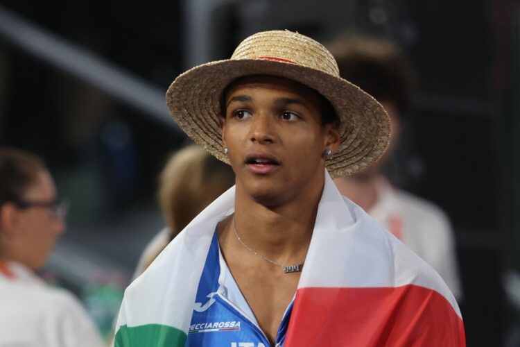 Lorenzo Simonelli mentre festeggia con l'immancabile cappello di paglia e il tricolore sulle spalle