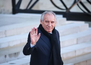 Macron chiama alla mobilitazione totale per sostenere il governo Bayrou