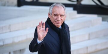 Macron chiama alla mobilitazione totale per sostenere il governo Bayrou