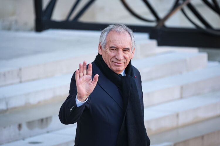 Macron chiama alla mobilitazione totale per sostenere il governo Bayrou