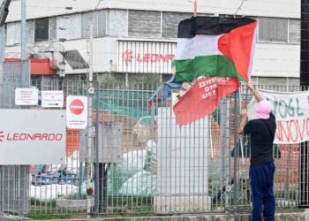 Manifestanti davanti alla sede della Leonardo a Campi Bisenzio