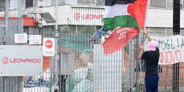 Manifestanti davanti alla sede della Leonardo a Campi Bisenzio