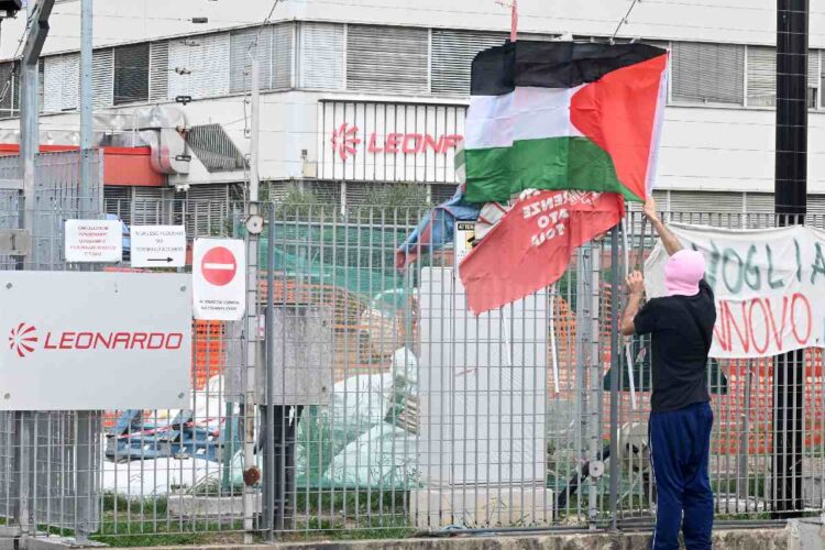 Manifestanti davanti alla sede della Leonardo a Campi Bisenzio