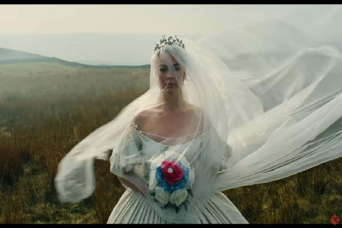 Margot Robbie in una scena del nuovo adattamento di Cime Tempestose