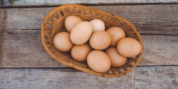 Un cesto di vimini contenente delle uova di gallina