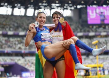 La medaglia d'argento nella 35 km di marcia ai Mondiali di atletica di Tokyo Antonella Palmisano, nella foto in braccio alla vincitrice della rassegna iridata Maria Perez