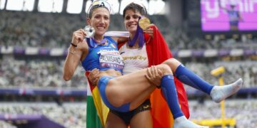 La medaglia d'argento nella 35 km di marcia ai Mondiali di atletica di Tokyo Antonella Palmisano, nella foto in braccio alla vincitrice della rassegna iridata Maria Perez