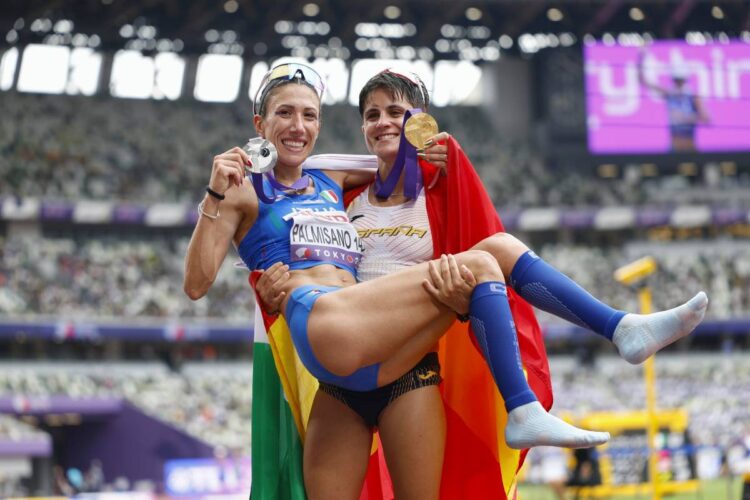 La medaglia d'argento nella 35 km di marcia ai Mondiali di atletica di Tokyo Antonella Palmisano, nella foto in braccio alla vincitrice della rassegna iridata Maria Perez