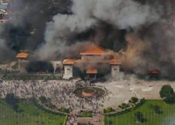 Nepal, protestanti incendiano il Parlamento