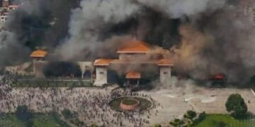 Nepal, protestanti incendiano il Parlamento