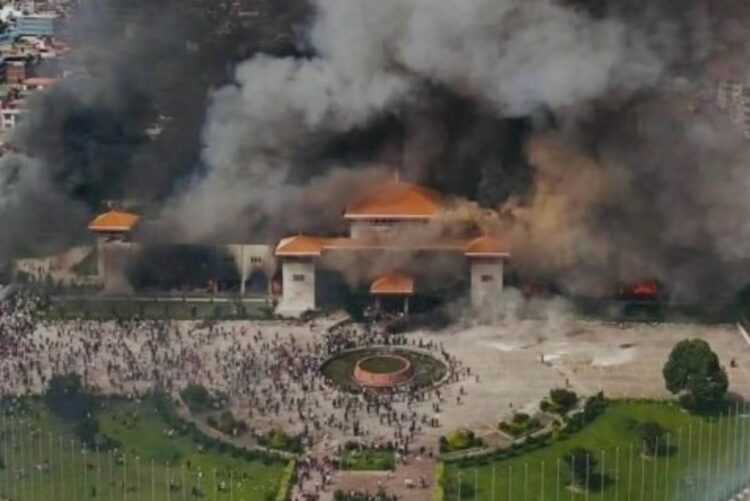 Nepal, protestanti incendiano il Parlamento