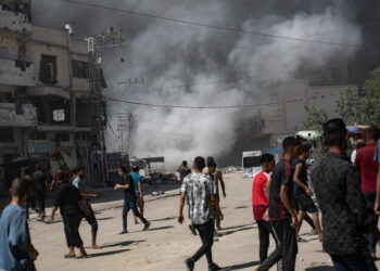 Palestinians react as smoke rises after Israeli airstrike@ANSA