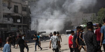 Palestinians react as smoke rises after Israeli airstrike@ANSA