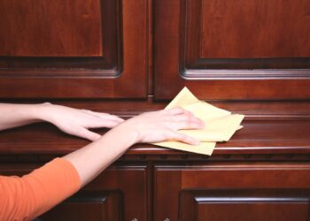 Non solo allergie: ecco come la polvere sta silenziosamente rovinando i tuoi mobili (e come fermarla)