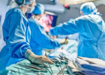 Un'equipe medica mentre è impegnata in un'operazione