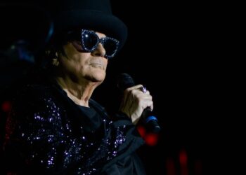 Renato Zero mentre canta