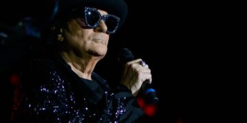 Renato Zero mentre canta