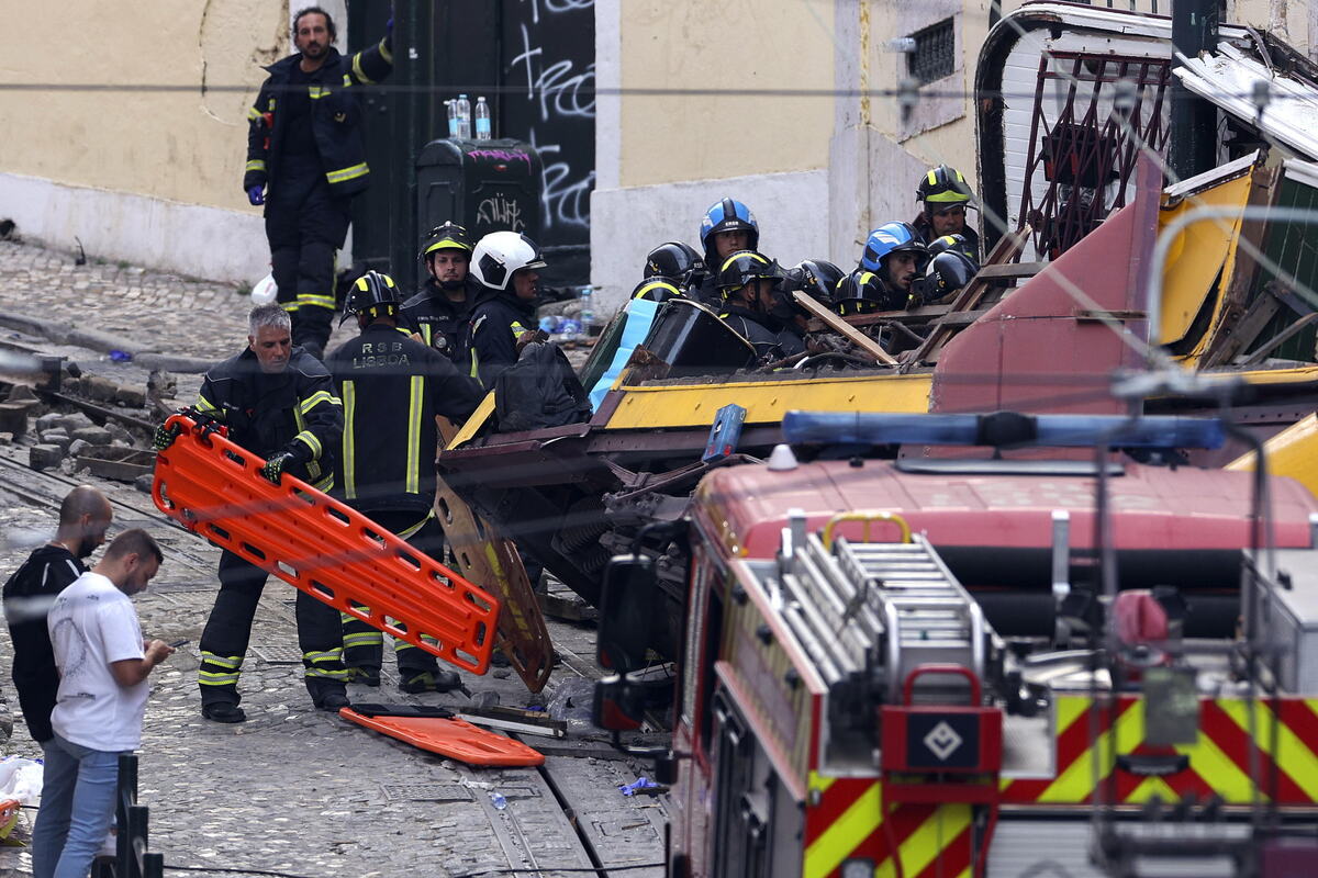 Rescuers and firefighters at Gloria funicular cable railway derailed in Lisbon@ANSA