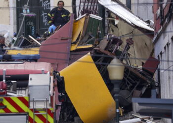 Rescuers and firefighters operate at the scene after the Gloria funicular cable railway@ANSA