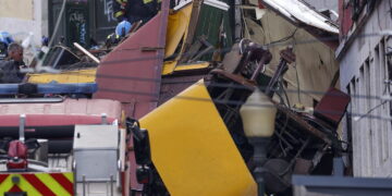 Rescuers and firefighters operate at the scene after the Gloria funicular cable railway@ANSA