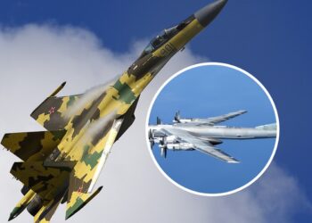 Russian_Air_Force_Sukhoi_Su-35_Belyakov&Russian_Bear_'H'_Aircraft@wikipedia