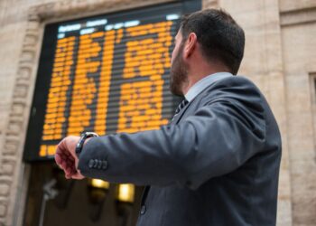 Uomo controlla gli orari dei treni per sciopero nazionale