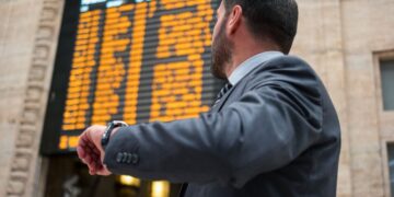 Uomo controlla gli orari dei treni per sciopero nazionale