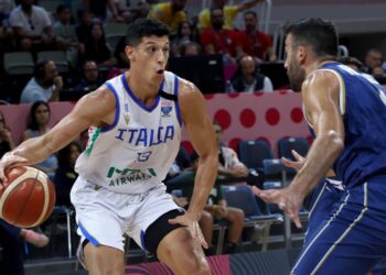 Simone Fontecchio con il lutto al braccio per ricordare Giorgio Armani nella vittoria dell'Italia contro Cipro